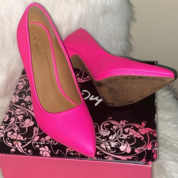 Shoes - Picture 2 of 4